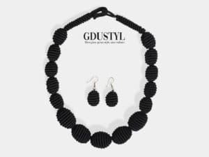 collier en boule de soie noire