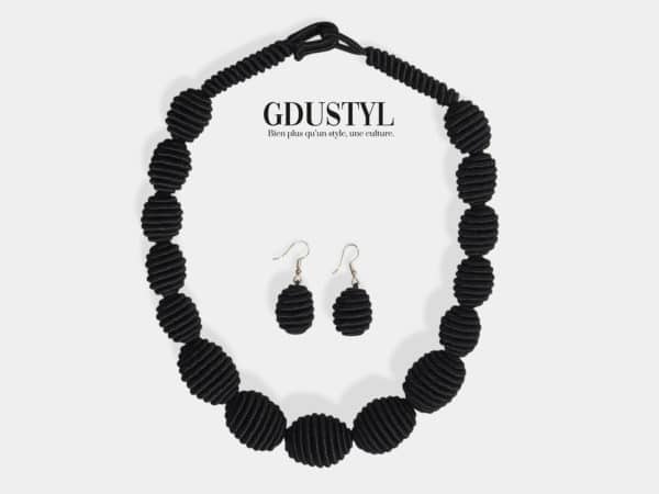 collier en boule de soie noire