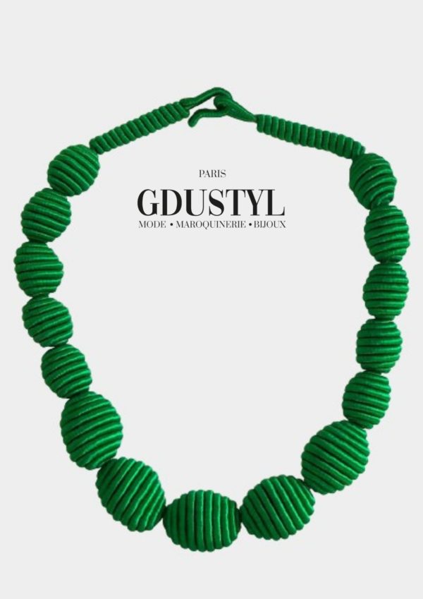 Collier en boule de soie vert foncé "Labado, la belle"