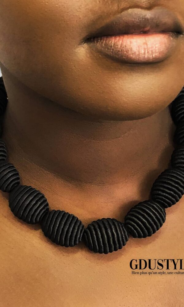 Parure en boule de soie noir « Labado, la belle » – Image 3