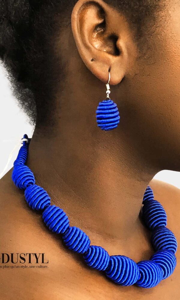 Boucles d'oreilles en boule de soie bleu foncé "la petite dernière" – Image 2