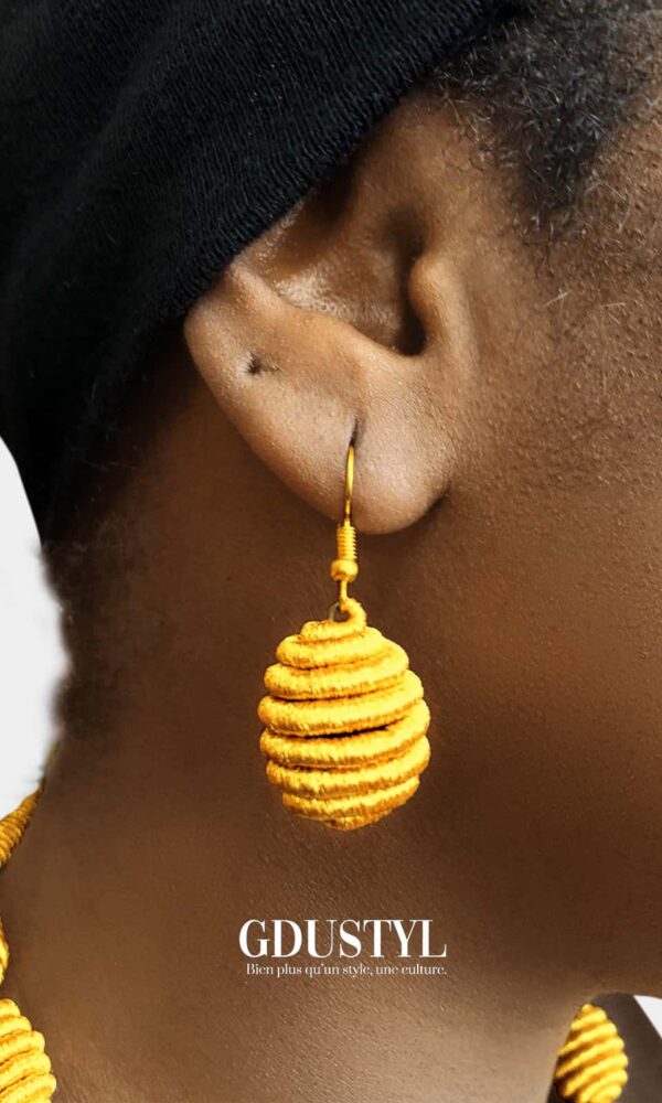 Parure en boule de soie doré "Labado, la belle" – Image 2