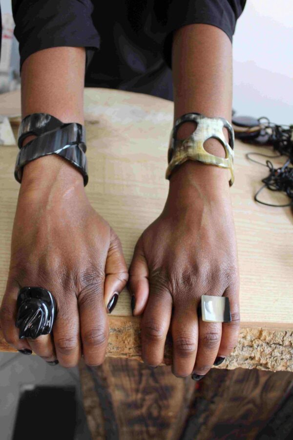 Bracelet en corne "Mirana, la souriante" – Image 2