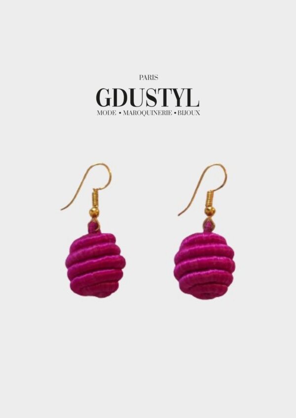 Boucles d'oreilles en boule de soie rose "la petite dernière"