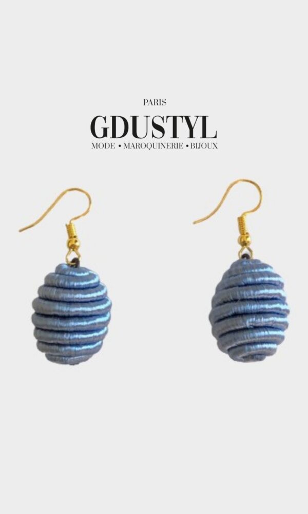 Boucles d'oreilles en boule de soie bleu gris "la petite dernière"