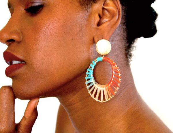 Boucles d'oreilles en paille "Grille dorée" – Image 4