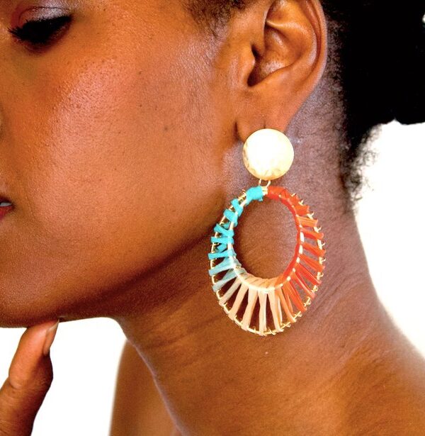 Boucles d'oreilles en paille "Grille dorée" – Image 4