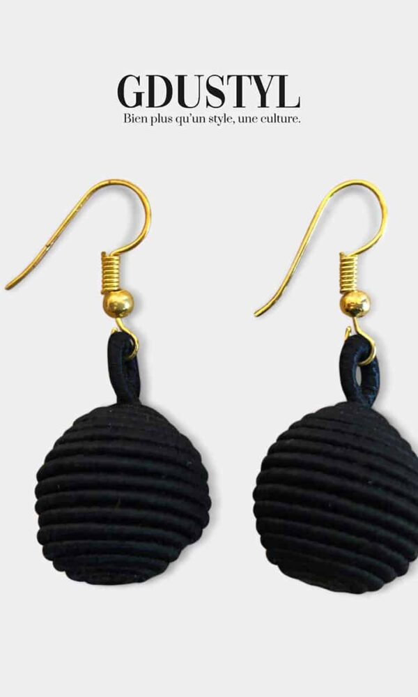 Boucles d'oreilles en boule de soie noir "la petite dernière"