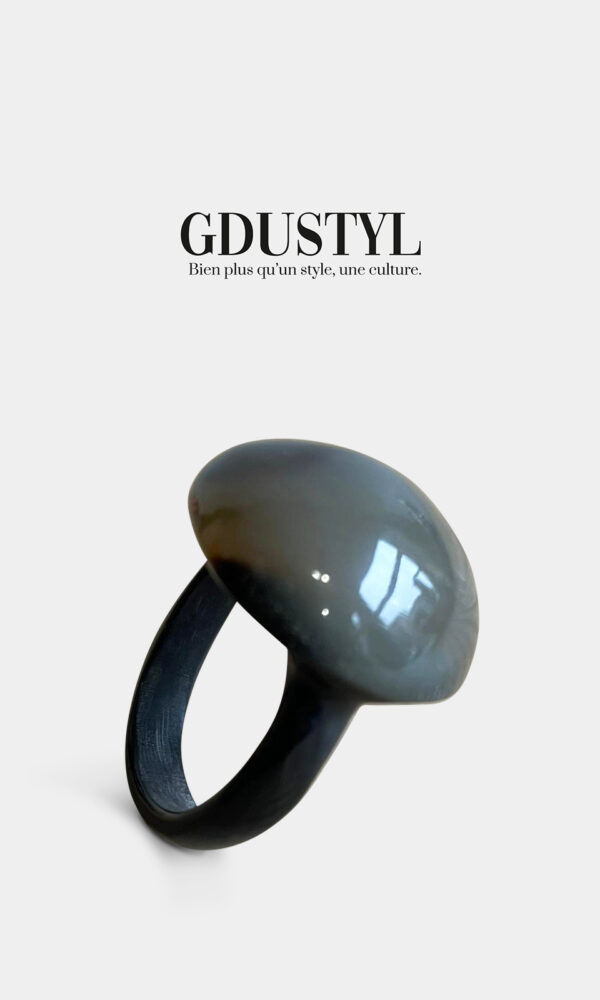 Bague en corne "la belle boule grise"