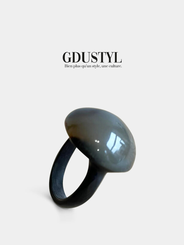 Bague en corne "la belle boule grise"