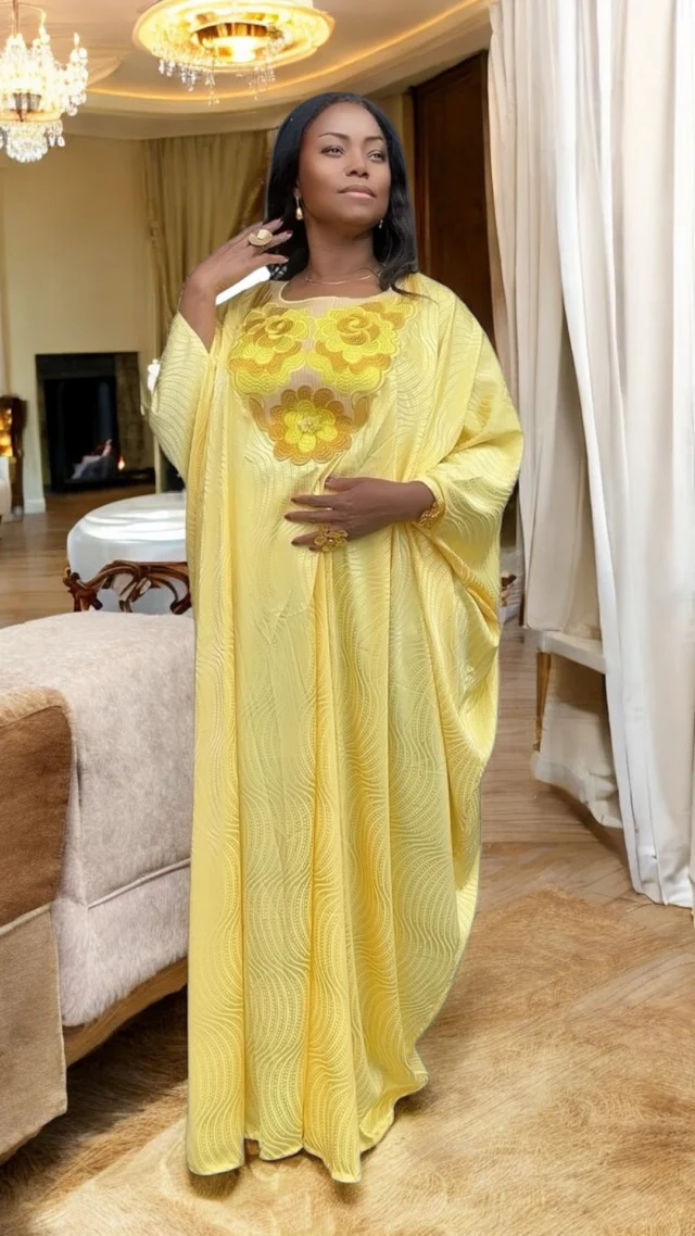 “Robe-tunique jaune poussin,
Lumière douce.
Strass discrets.
Présence affirmée.”

“Une pièce qui te fait entrer…
et captiver la pièce.”

Elle n’a pas besoin d’en faire trop.
La robe-tunique jaune poussin fait le reste.
Coupe élégante, tombé parfait, strass en éclat discret.
Une lumière douce, une allure forte.

Disponible maintenant chez GDUSTYL — en boutique et en ligne.

#GDUSTYL #TuniqueJaune #ModeAfricaine #StyleÉclatant #LookChic #RobeTunique #AfroElegance